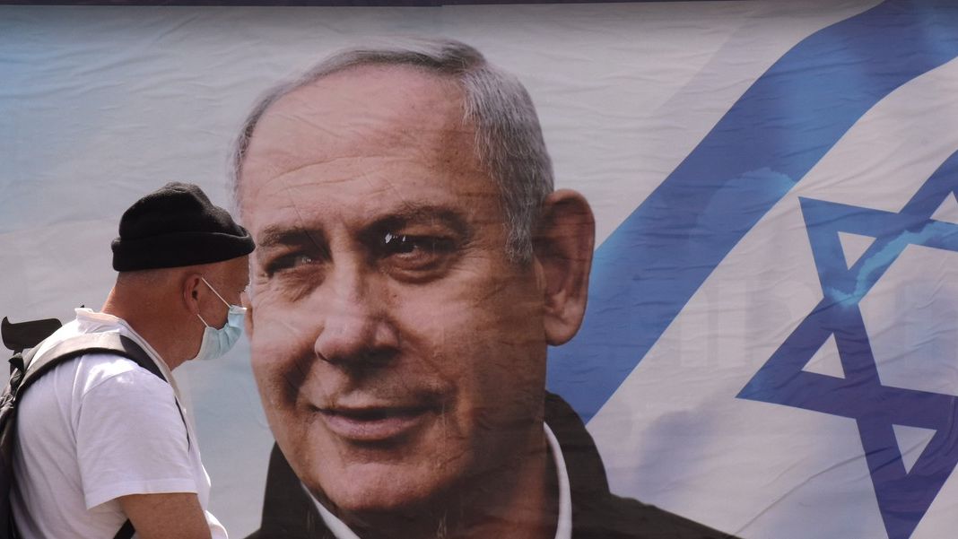 Volby v Izraeli: Souzený Netanjahu bojuje o přežití. Šance má solidní